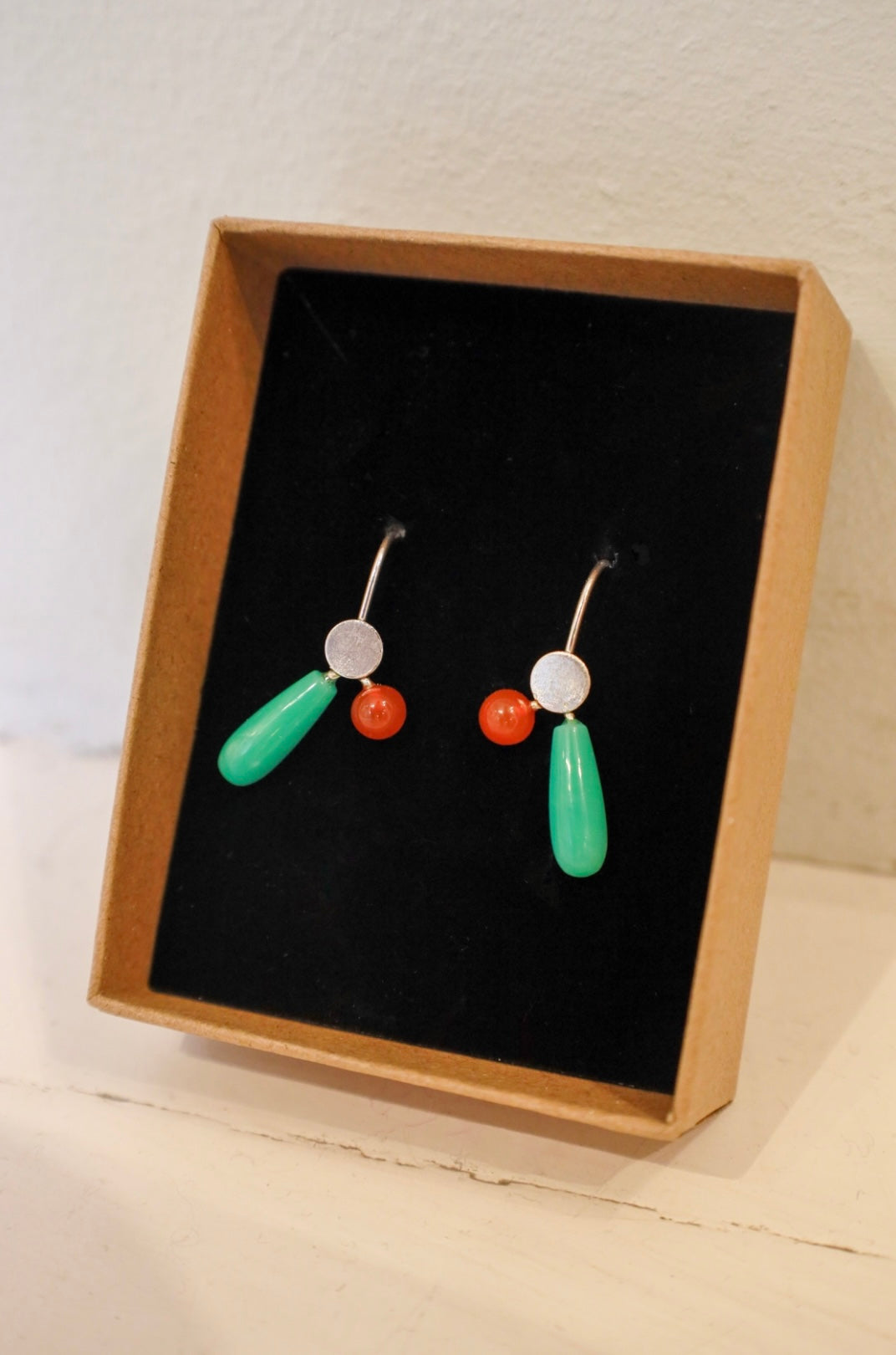 Sølvørering med jade og karneol