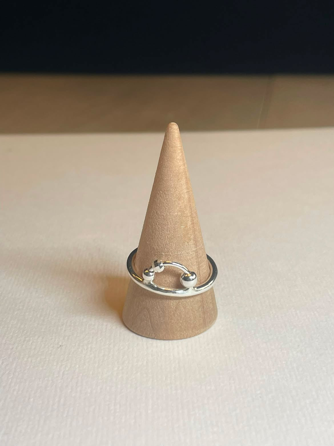 Fidget-ring, med tekstur perler