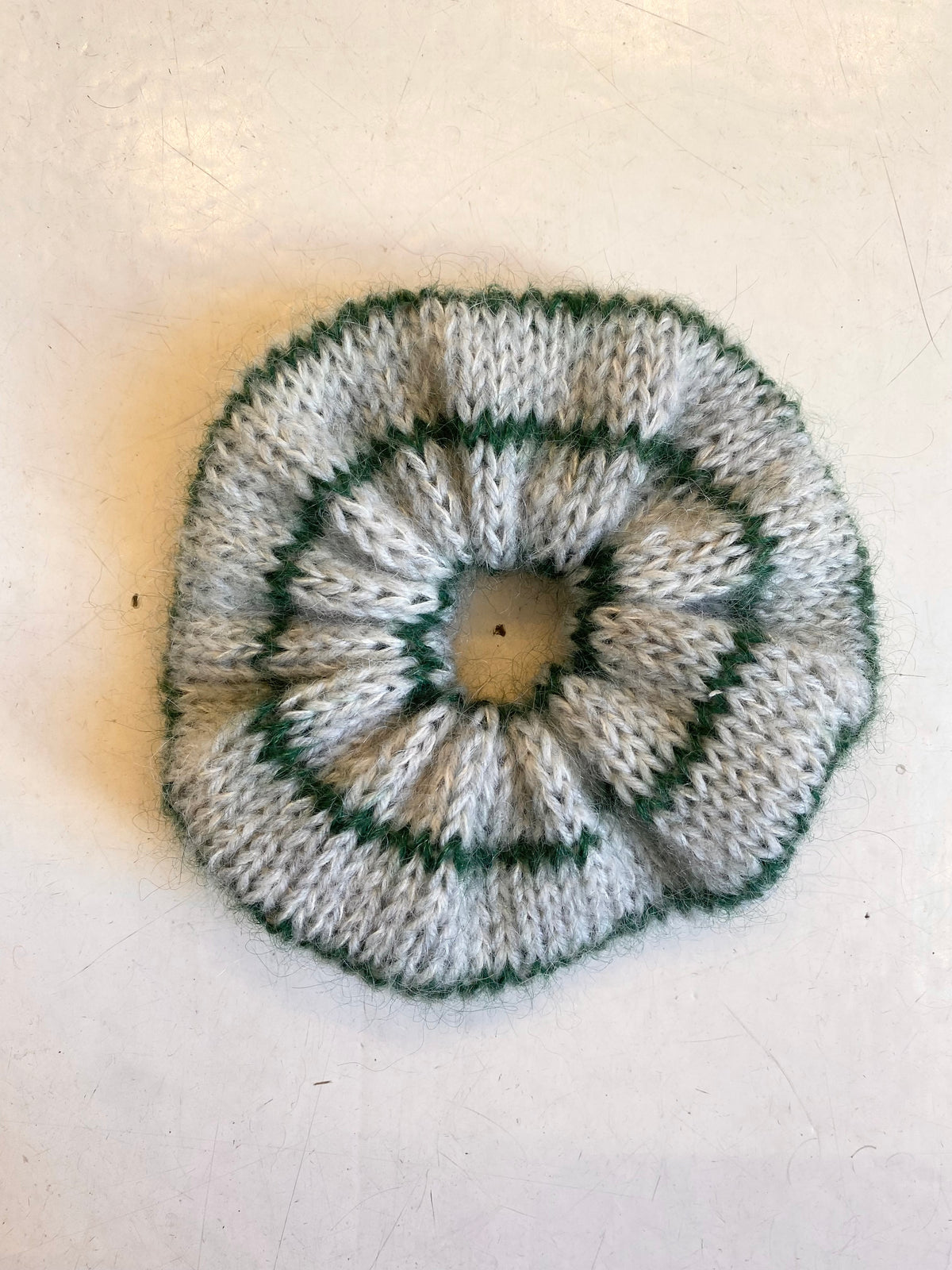 Stripet Scrunchie, lysegrå/grøn