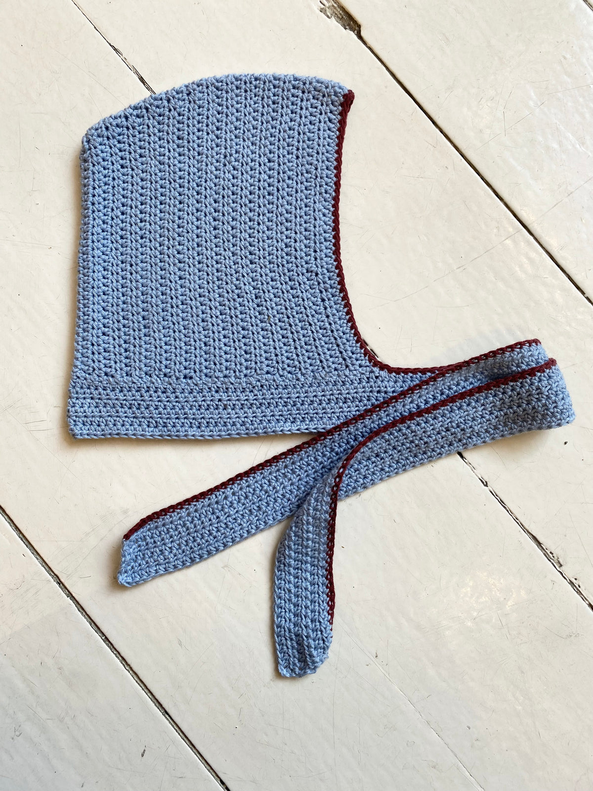 Bonnet, Lyseblå med rødbrun kant