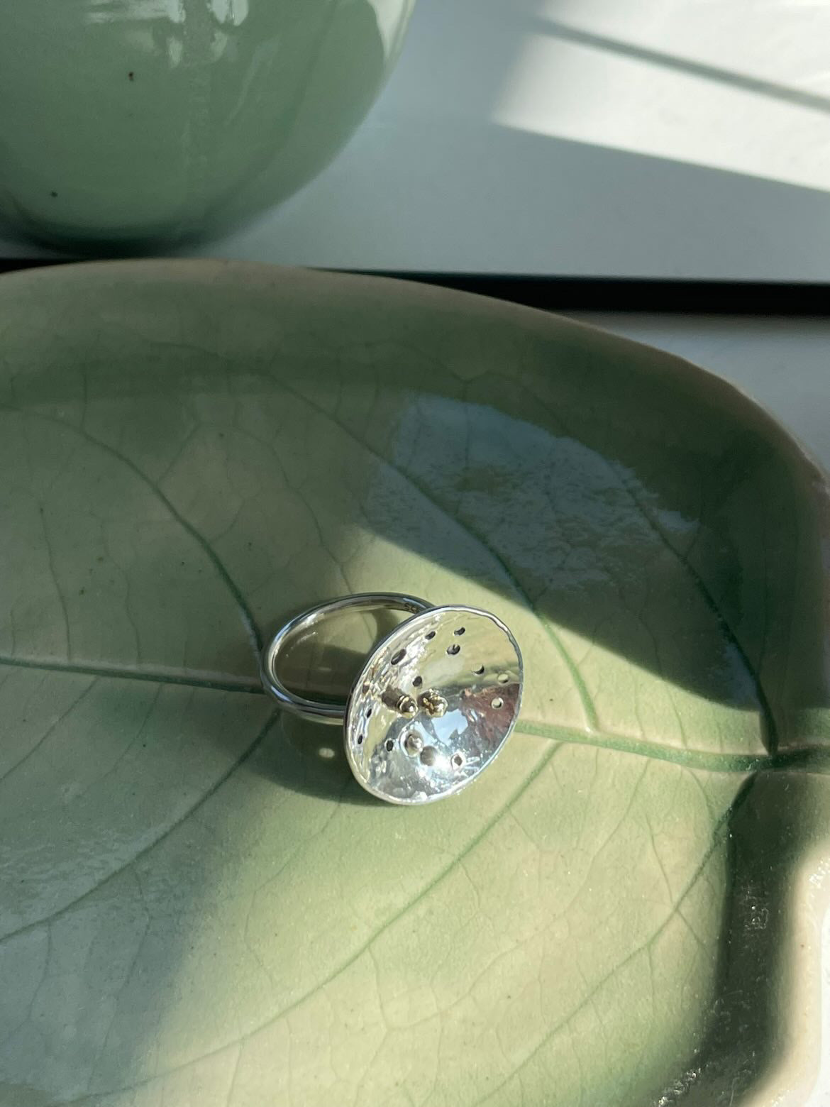 Unika sølvring med guldkugler (str. 56)