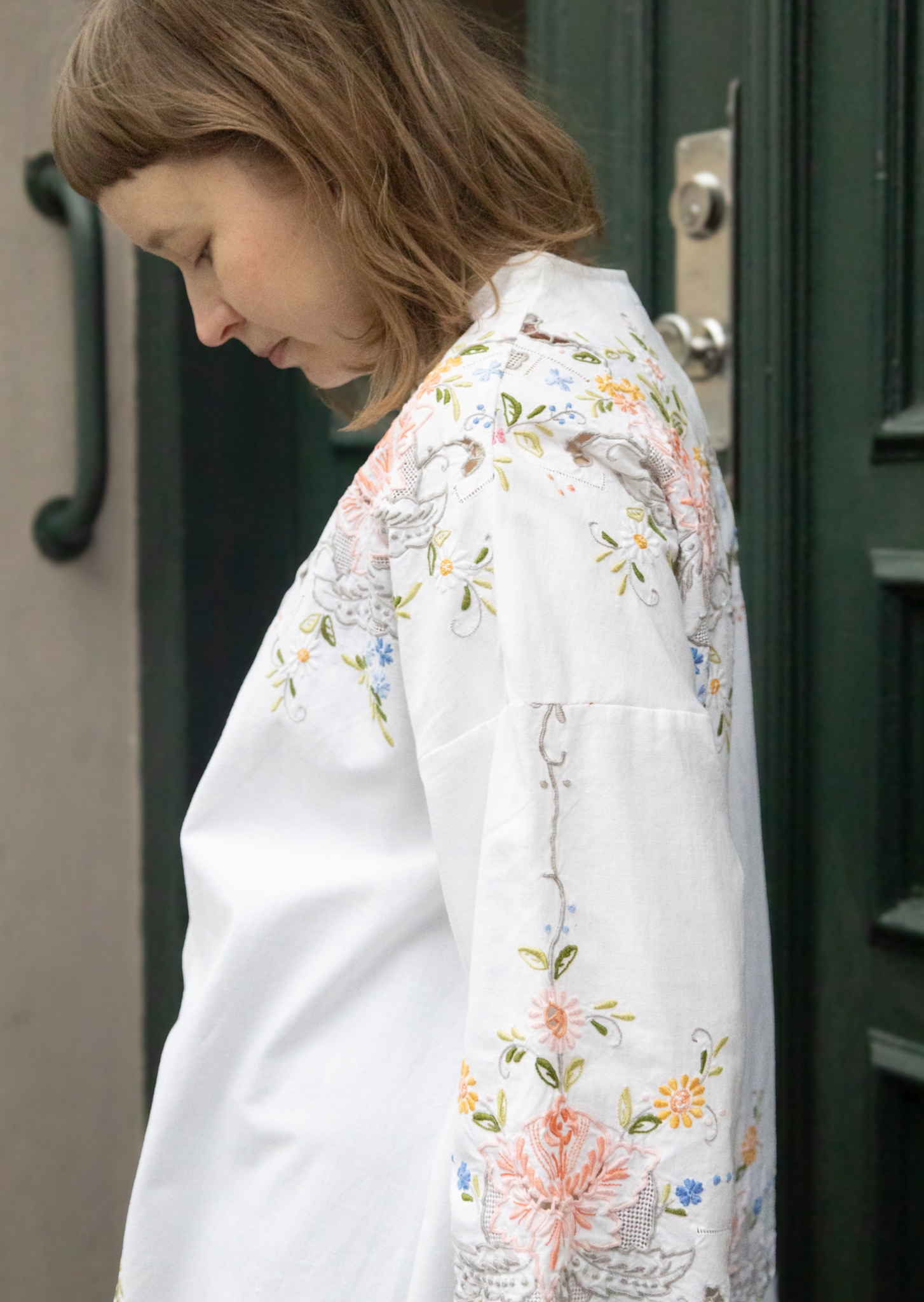 Hvid skjorte med broderede blomster