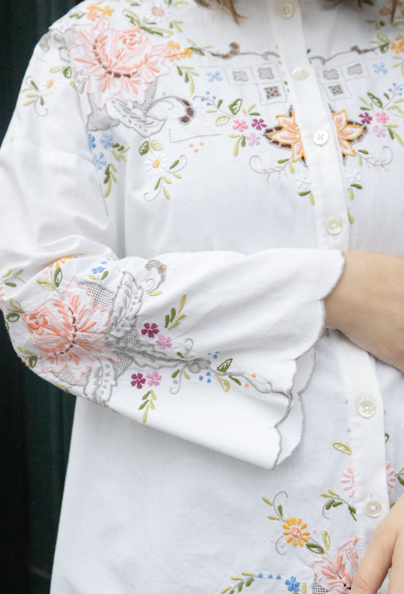 Hvid skjorte med broderede blomster