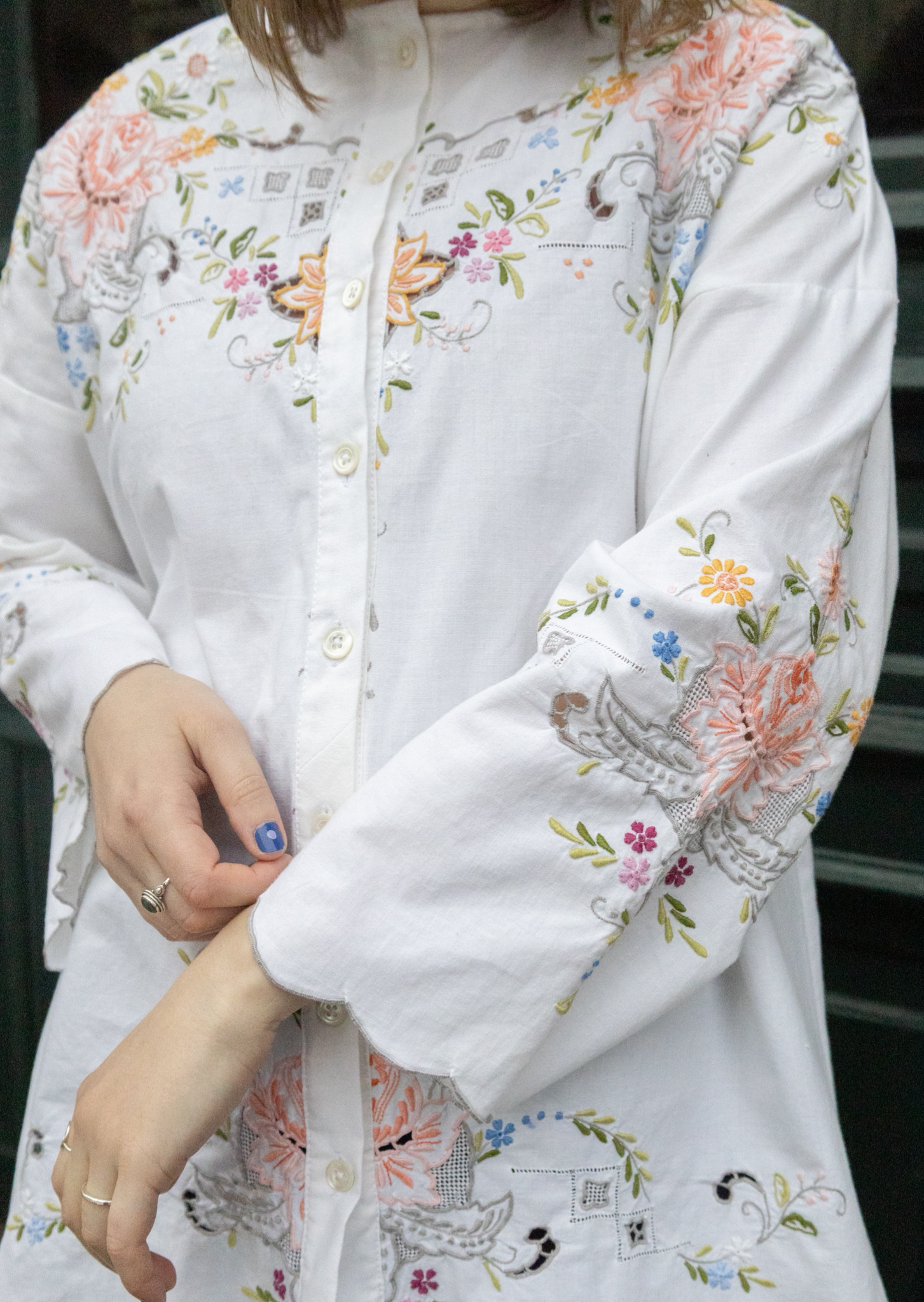 Hvid skjorte med broderede blomster