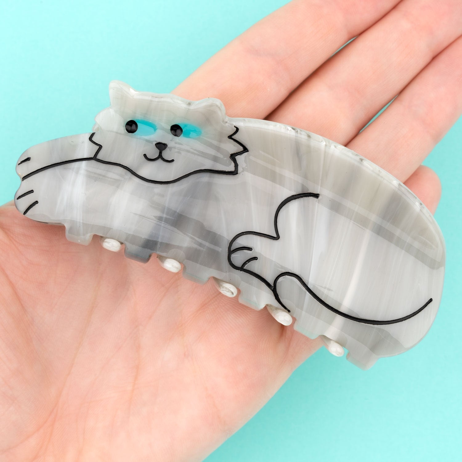 Grå kat, hårklemme