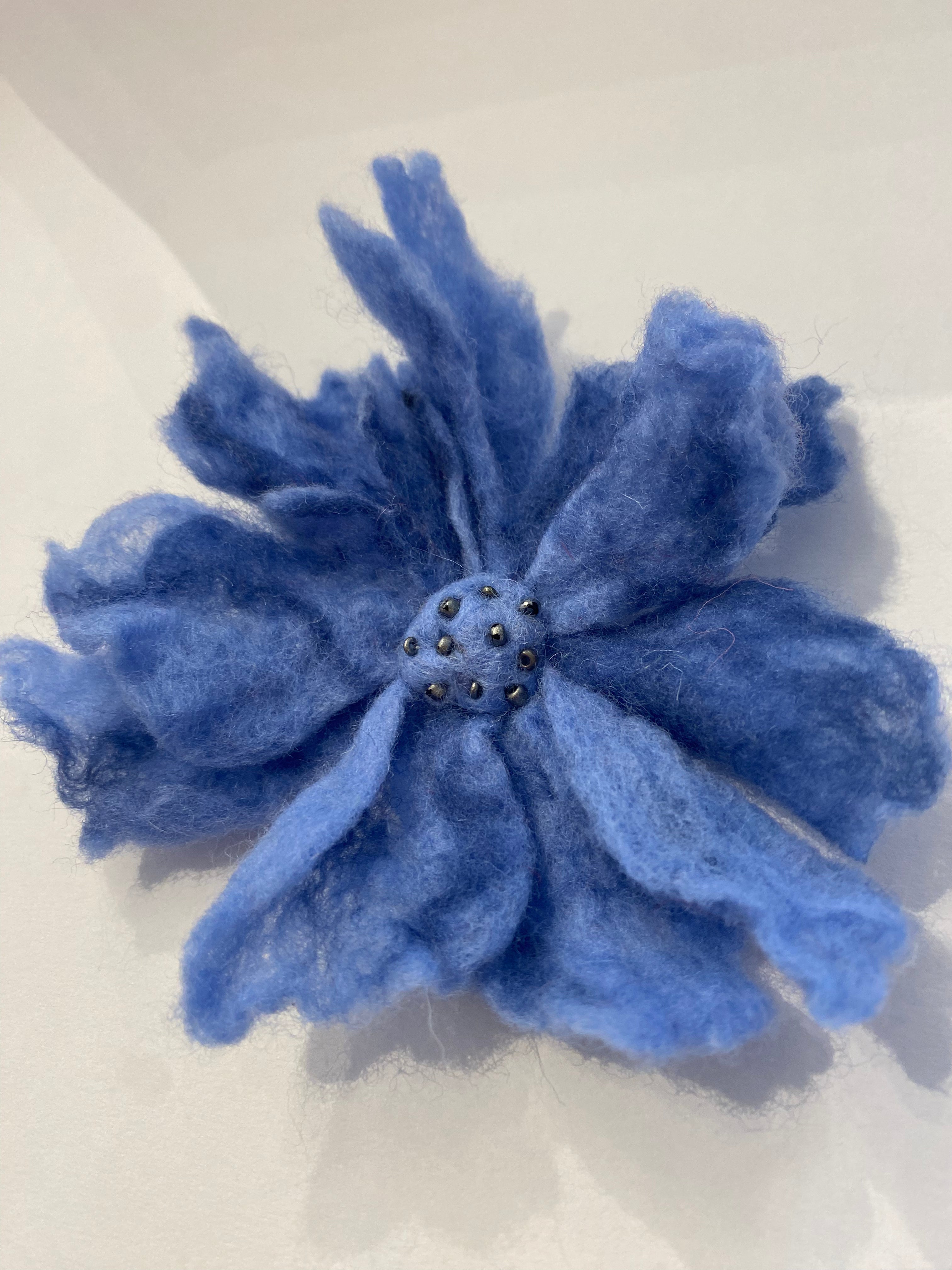 Unika broche filtet blå blomst