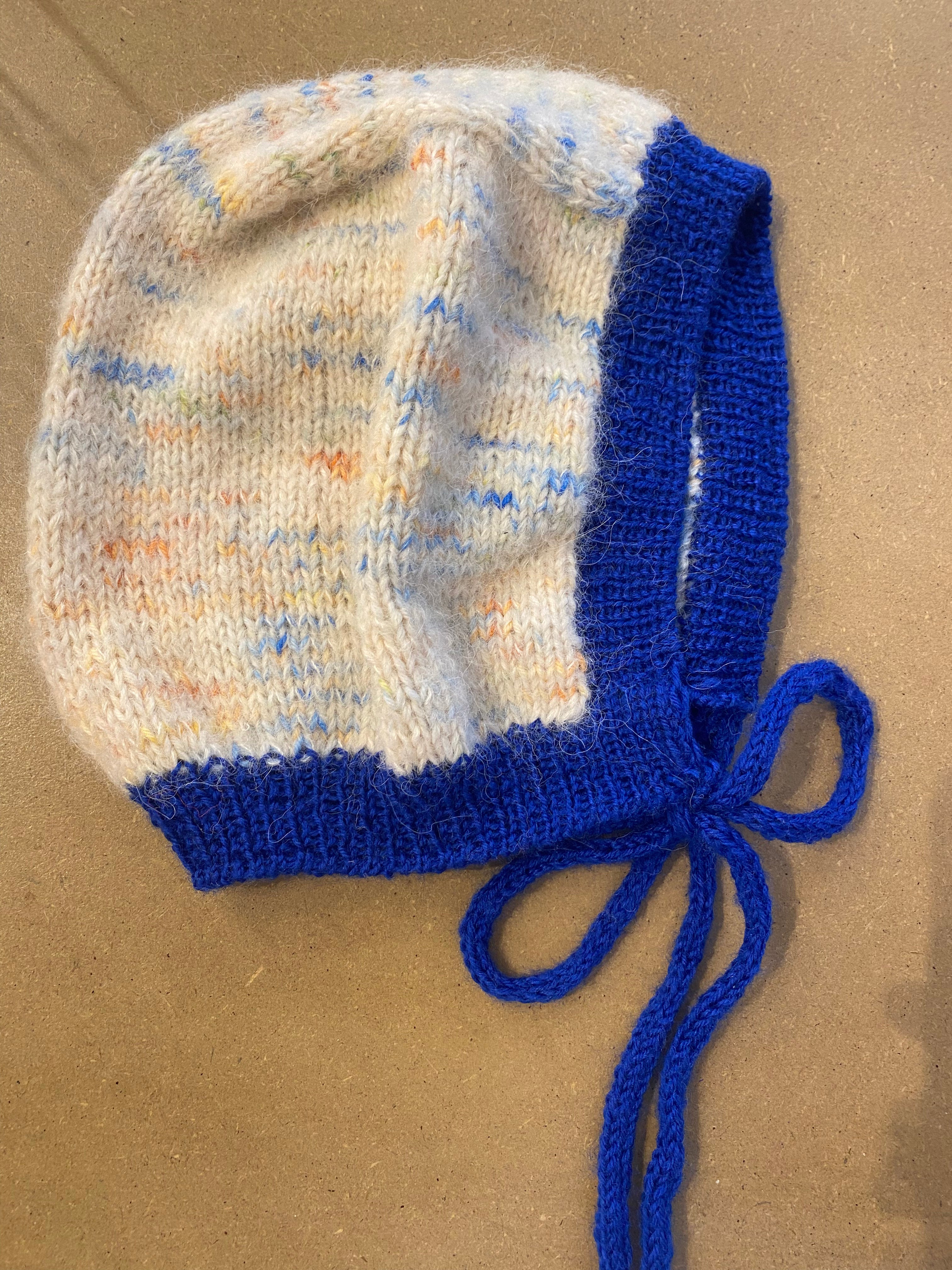 Bonnet hvid med blå kant