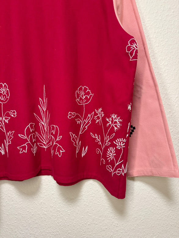 Rød skjorte med lyserøde ærmer