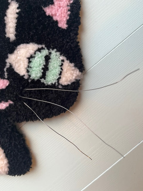 Sort kat vægophæng