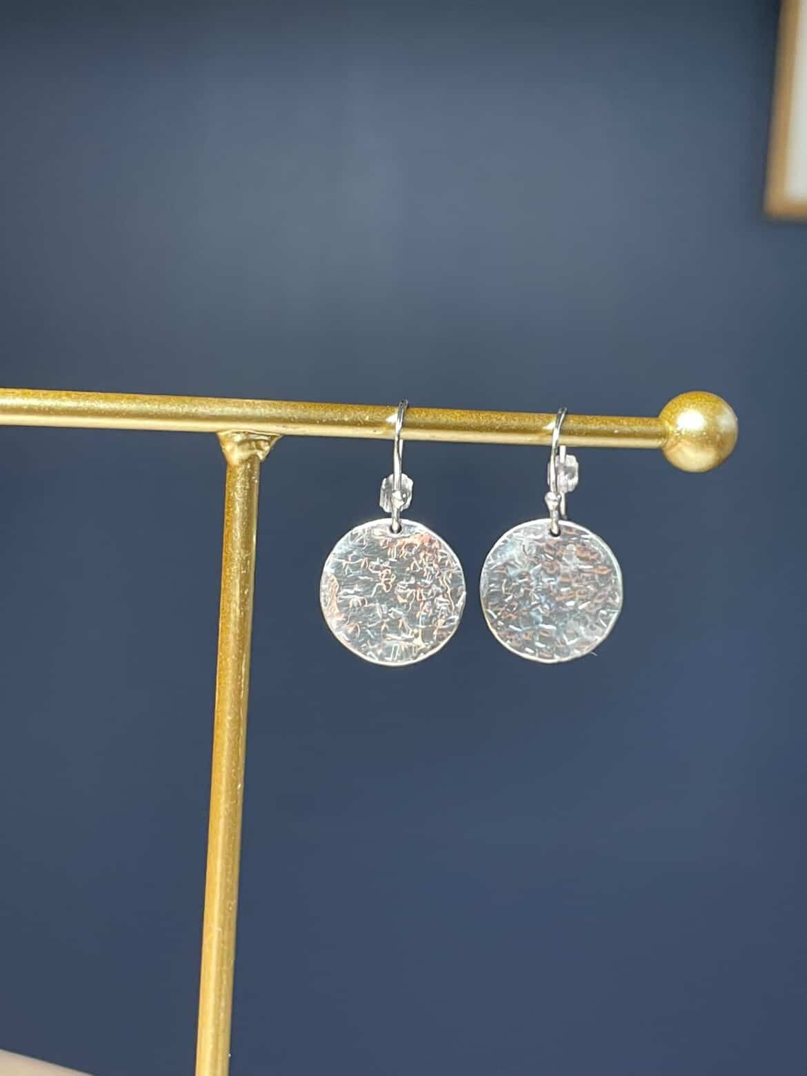 Hammerslåede øreringer i sølv