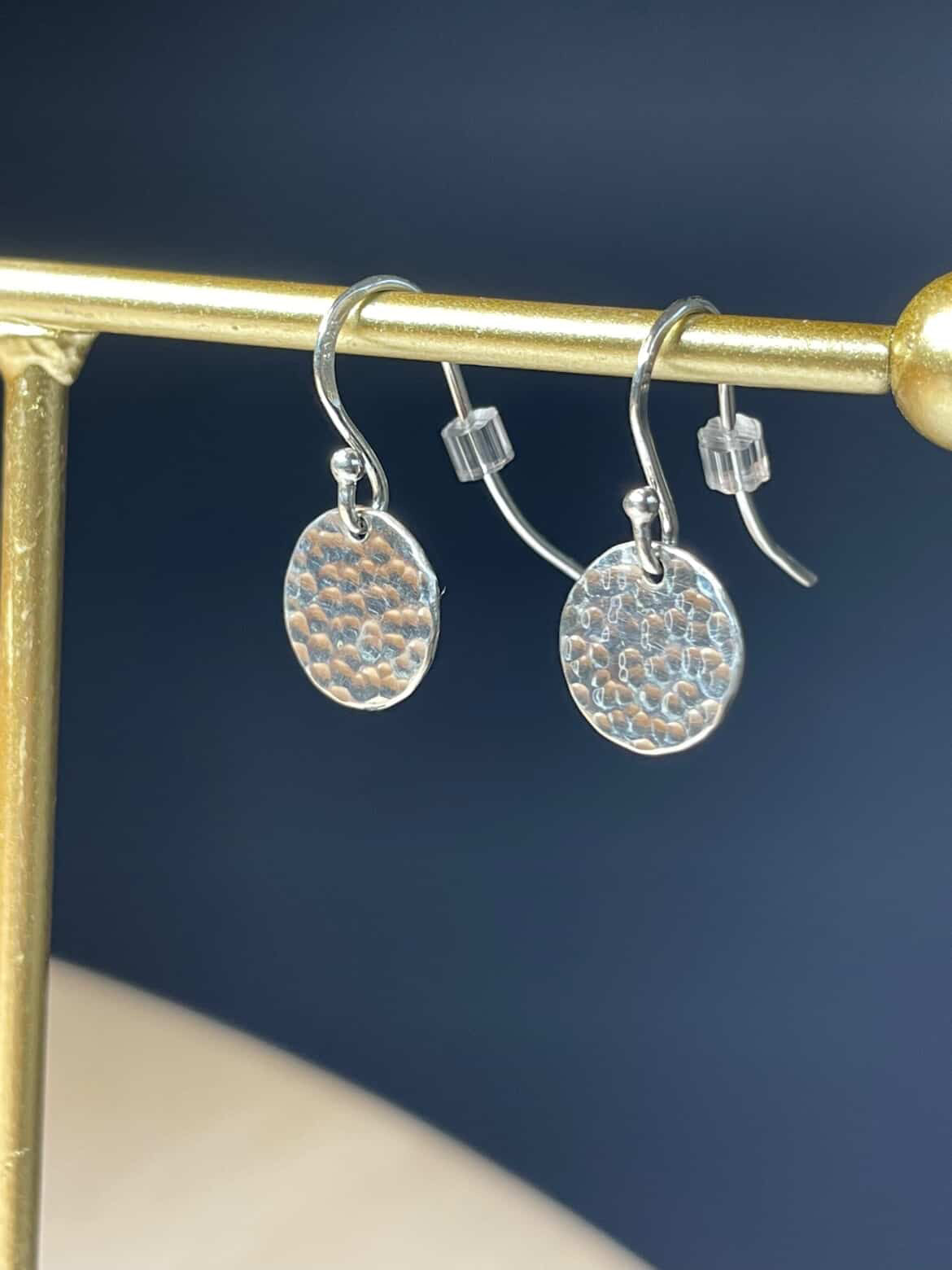 Hammerslåede øreringer i sølv med tekstur