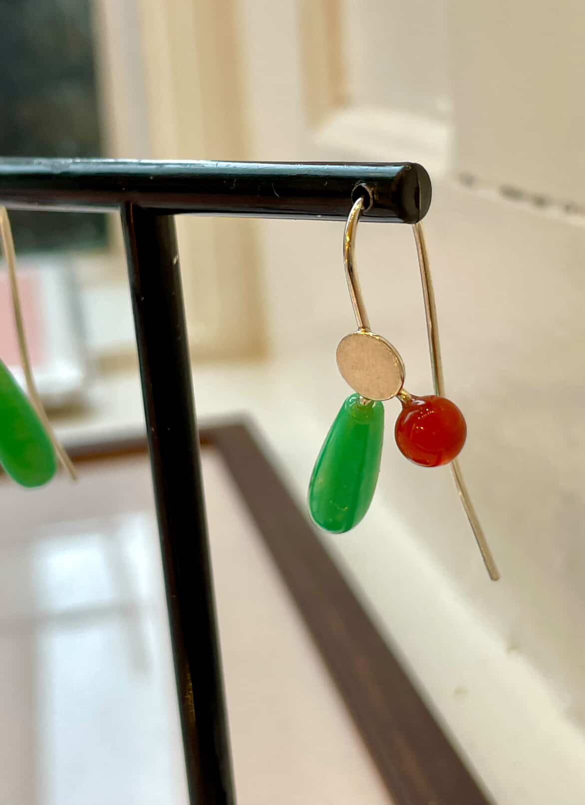 Sølvørering med jade og karneol