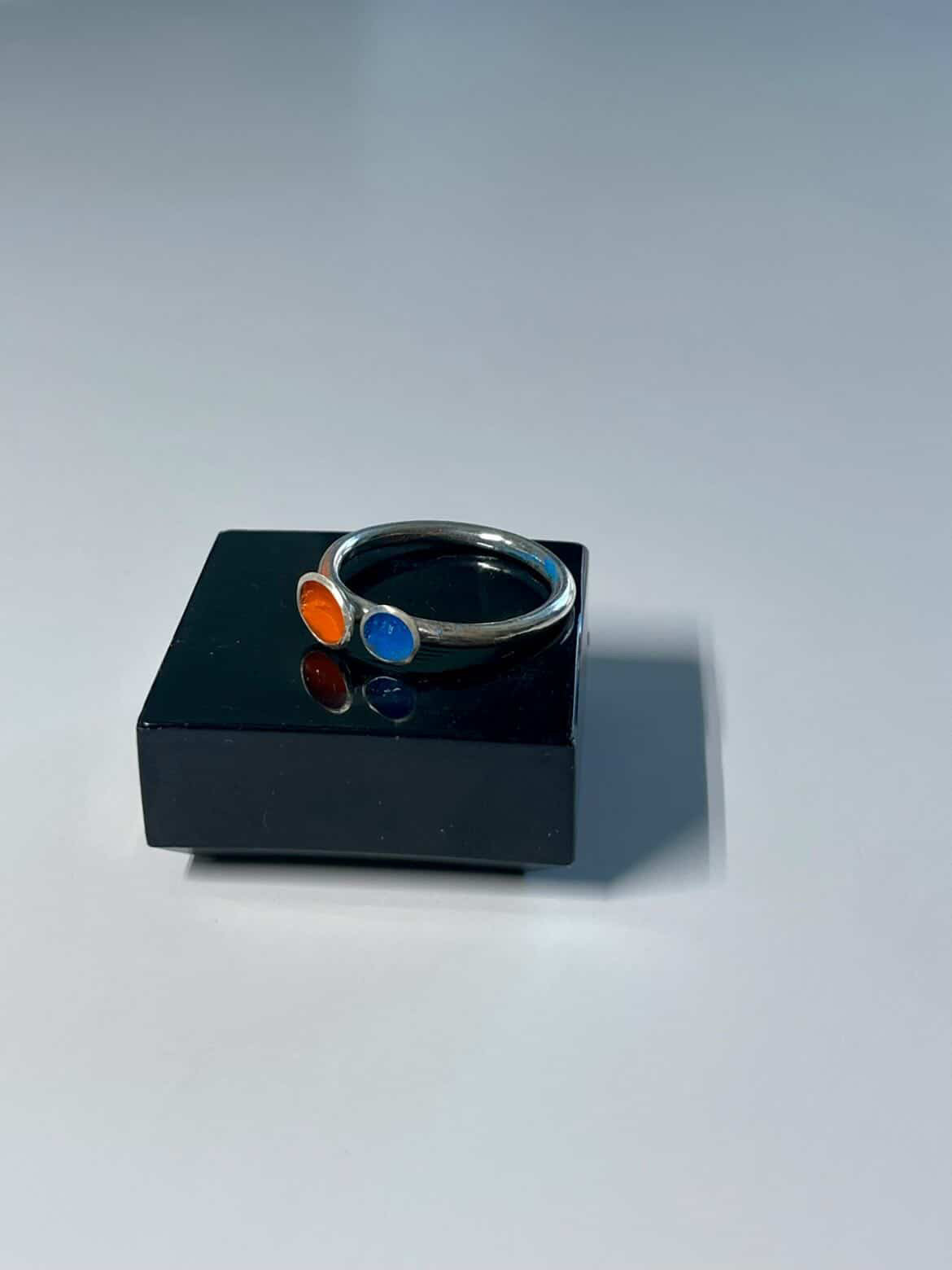 Sølvring med orange/blå detalje (str. 50)