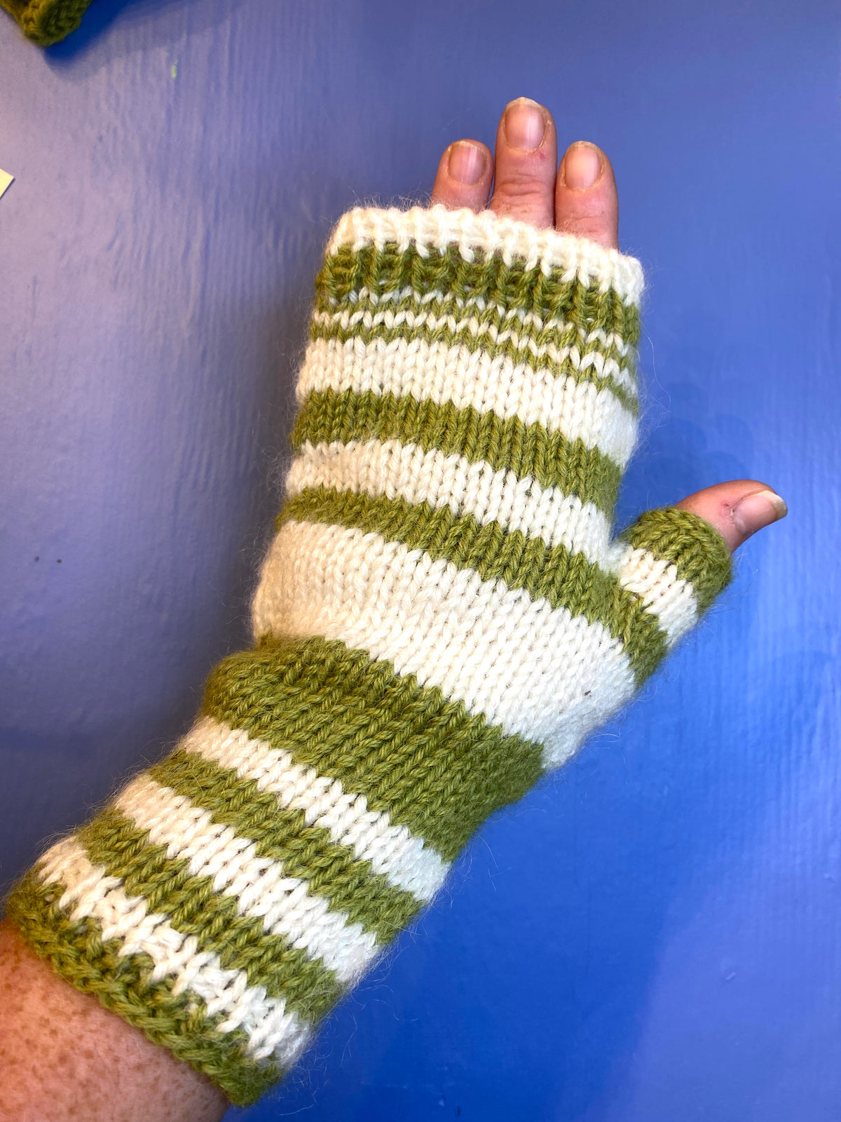 Fingerless gloves, white/green