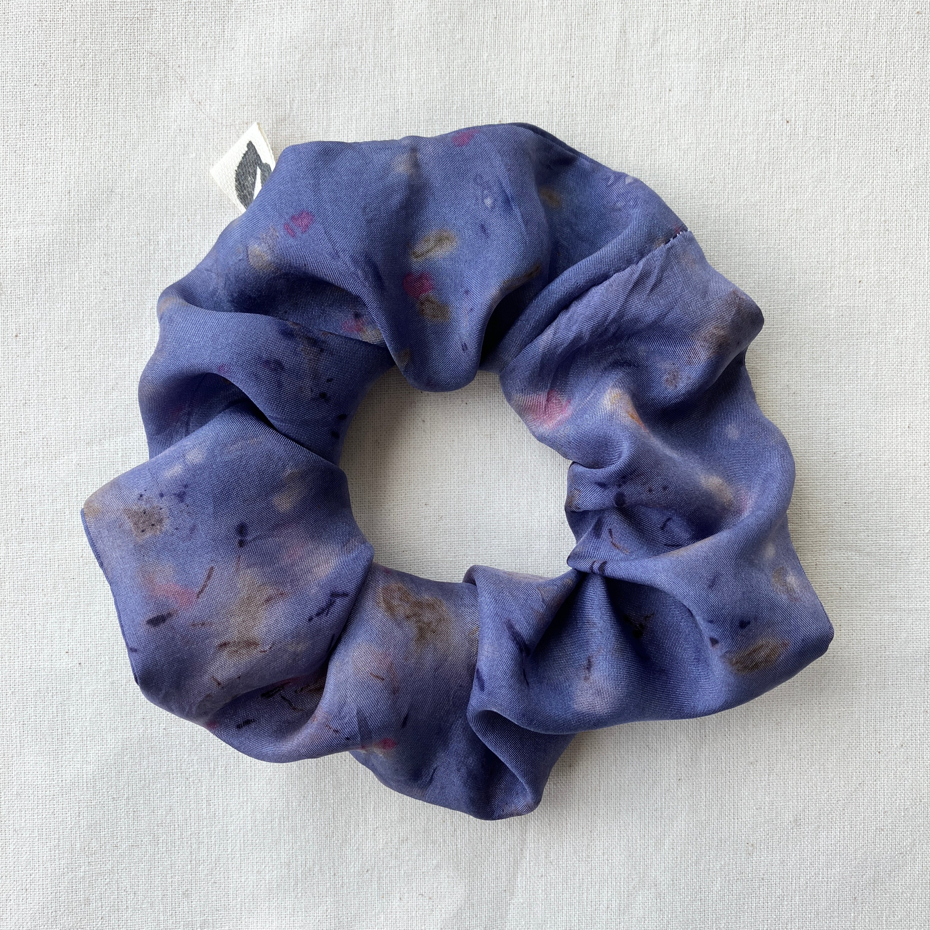 Plantefarvet scrunchie 1