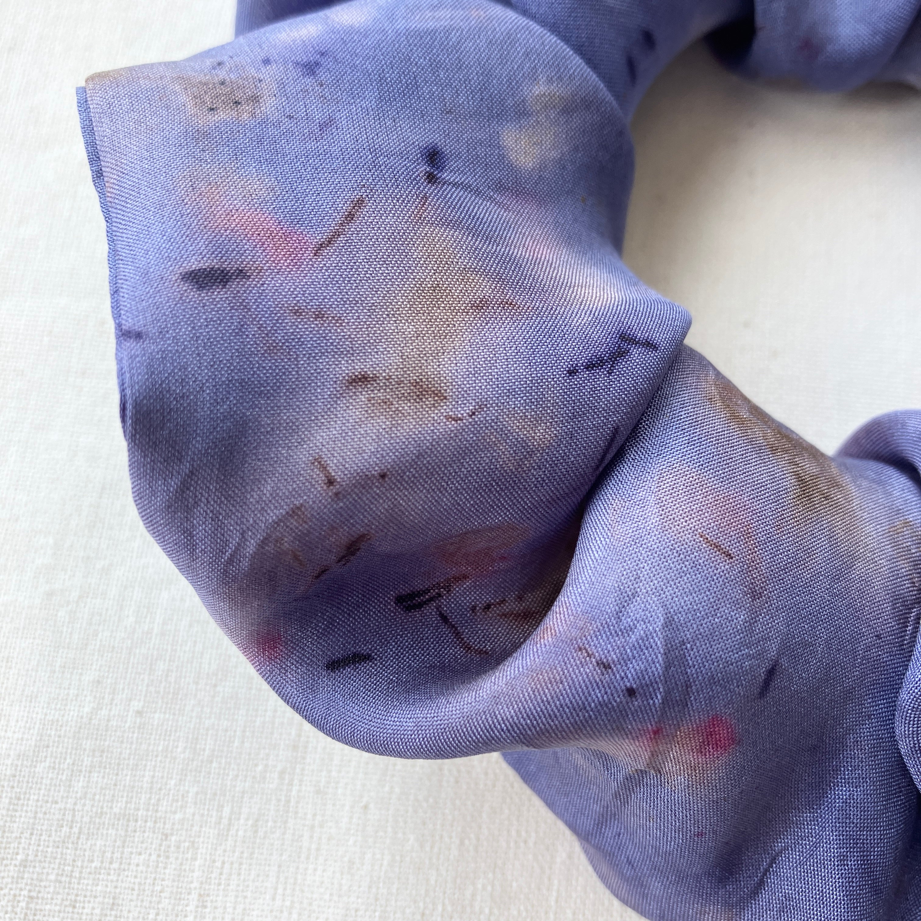 Plantefarvet scrunchie 1