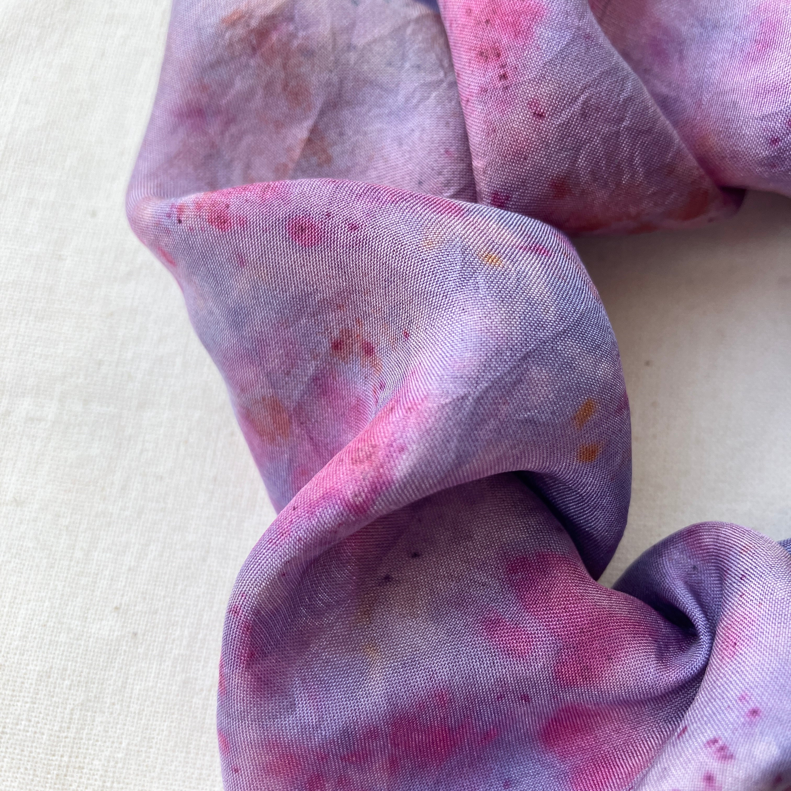 Plantefarvet scrunchie 2