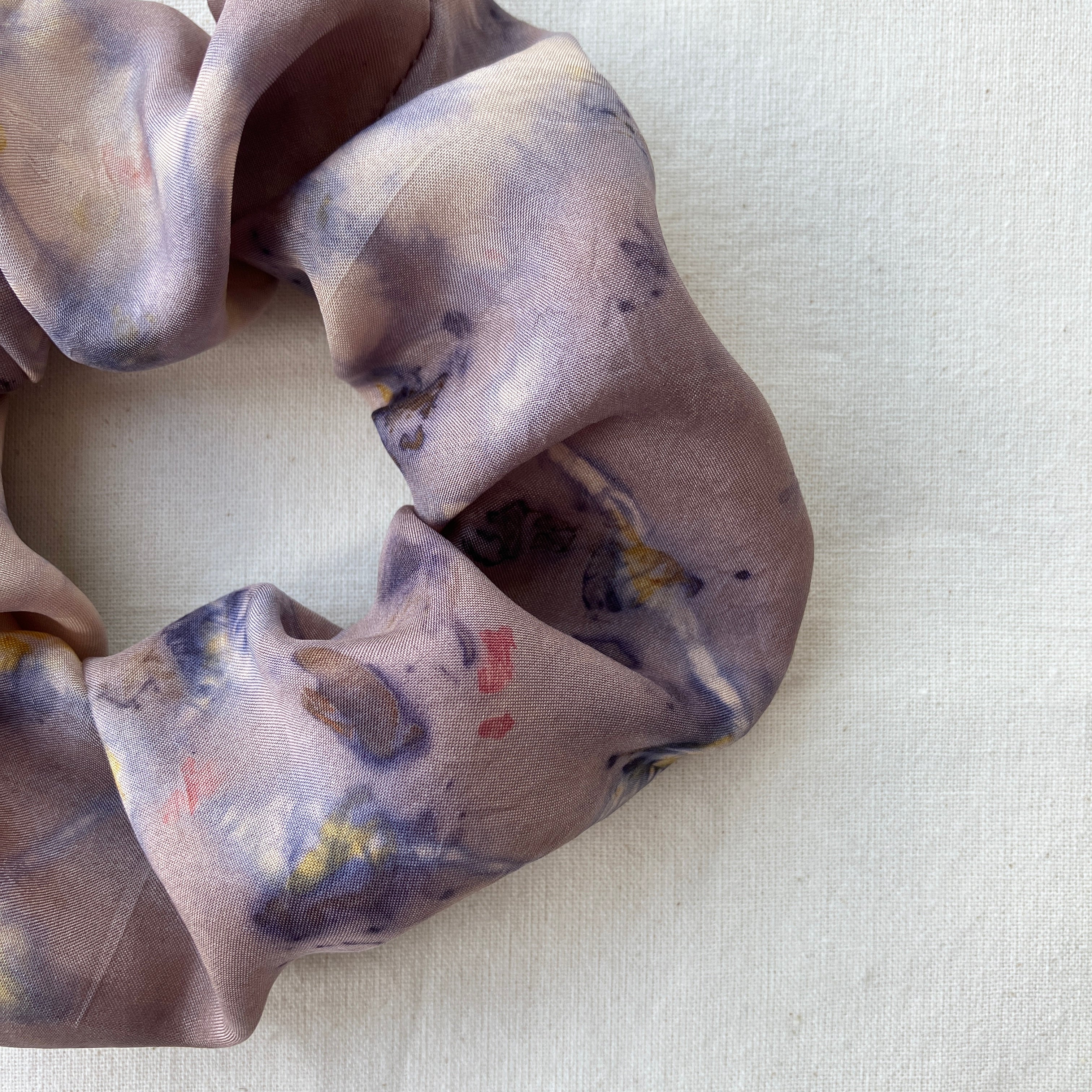 Plantefarvet scrunchie 4
