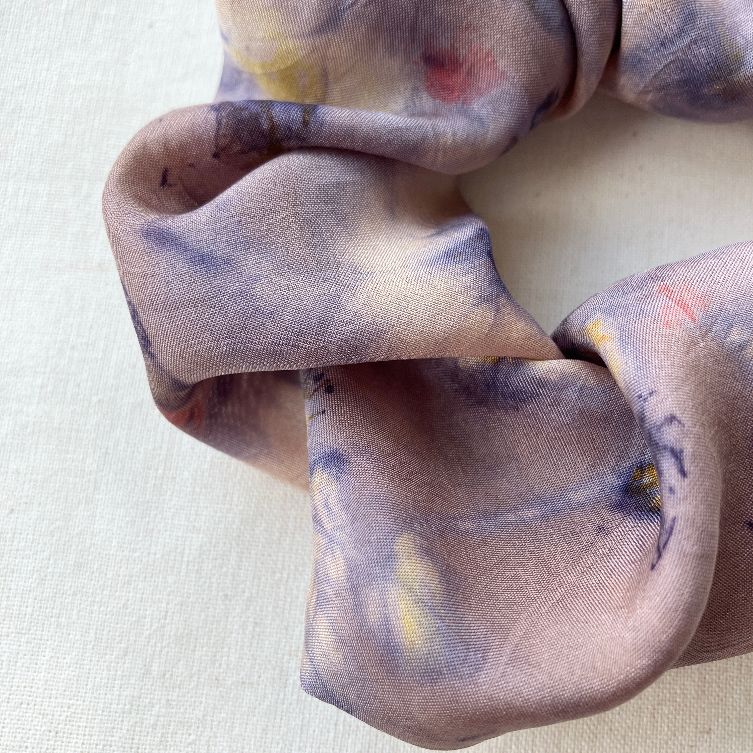 Plantefarvet scrunchie 4