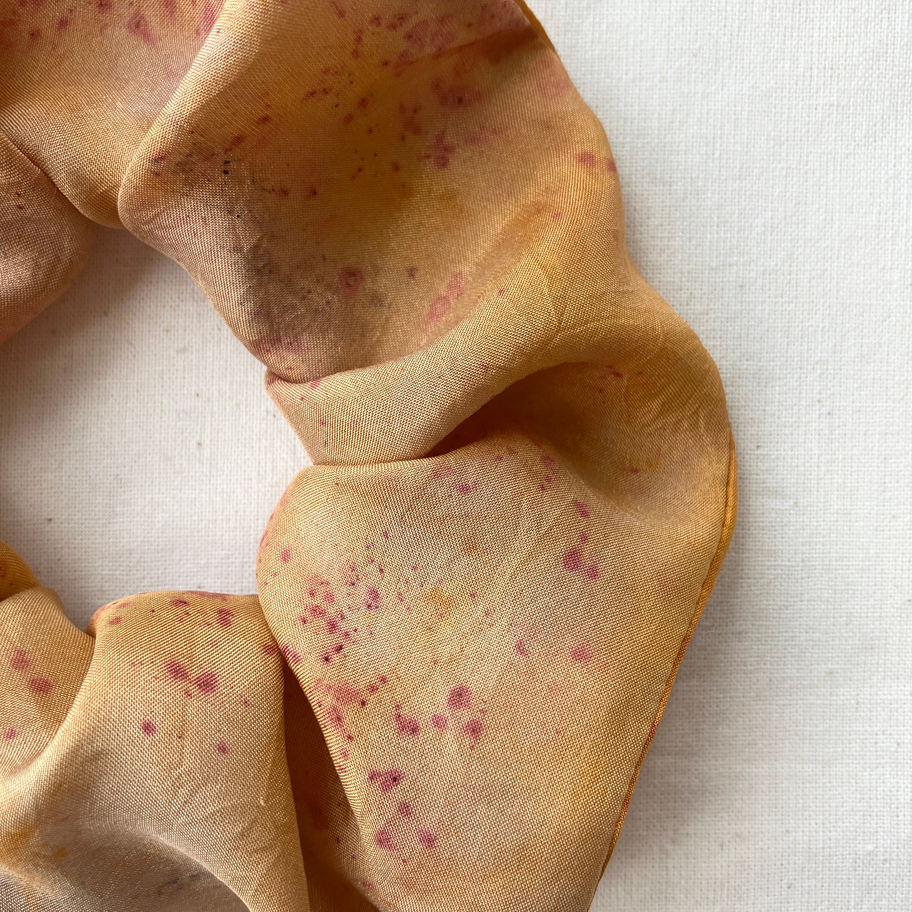 Plantefarvet scrunchie 7