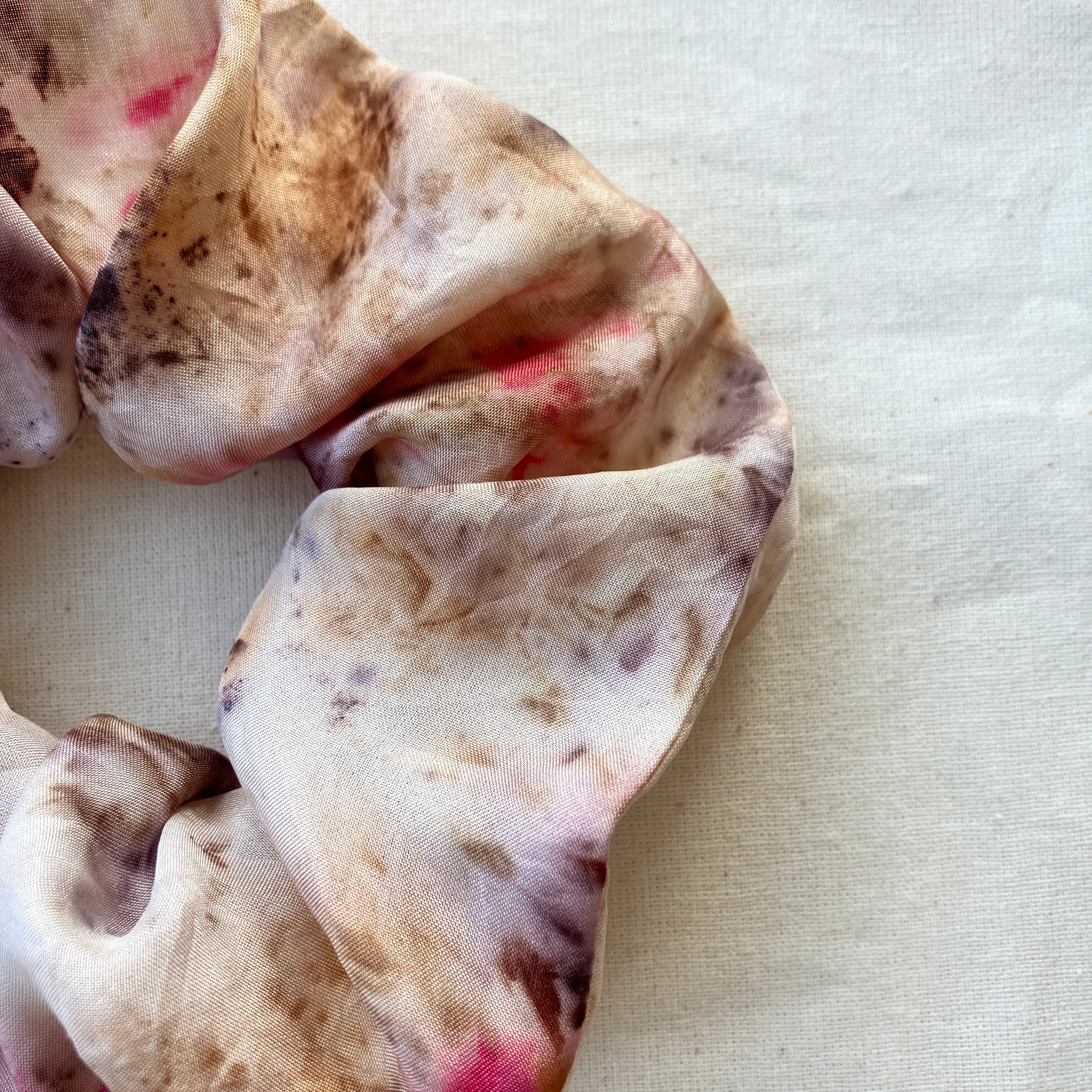 Plantefarvet scrunchie 9