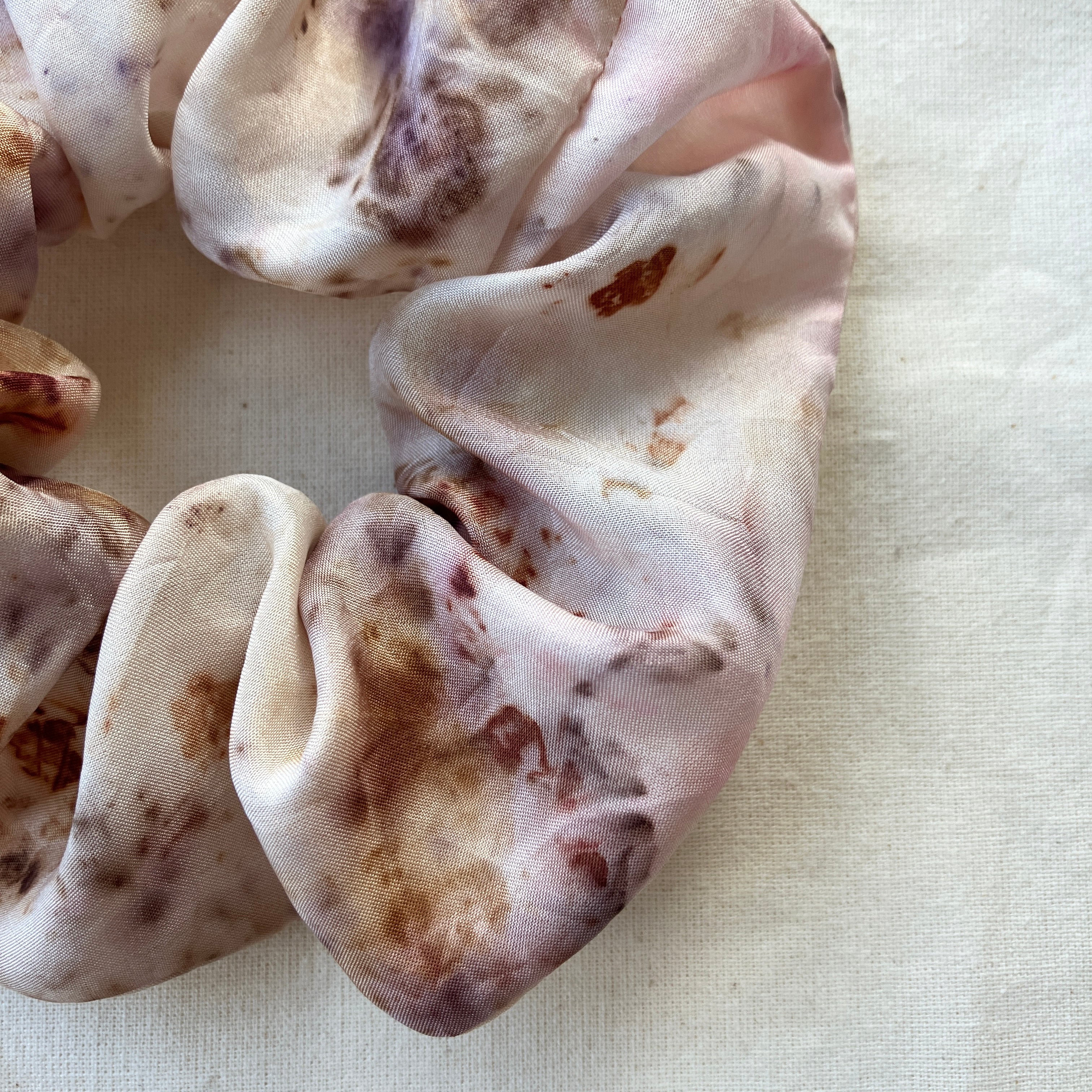 Plantefarvet scrunchie 10