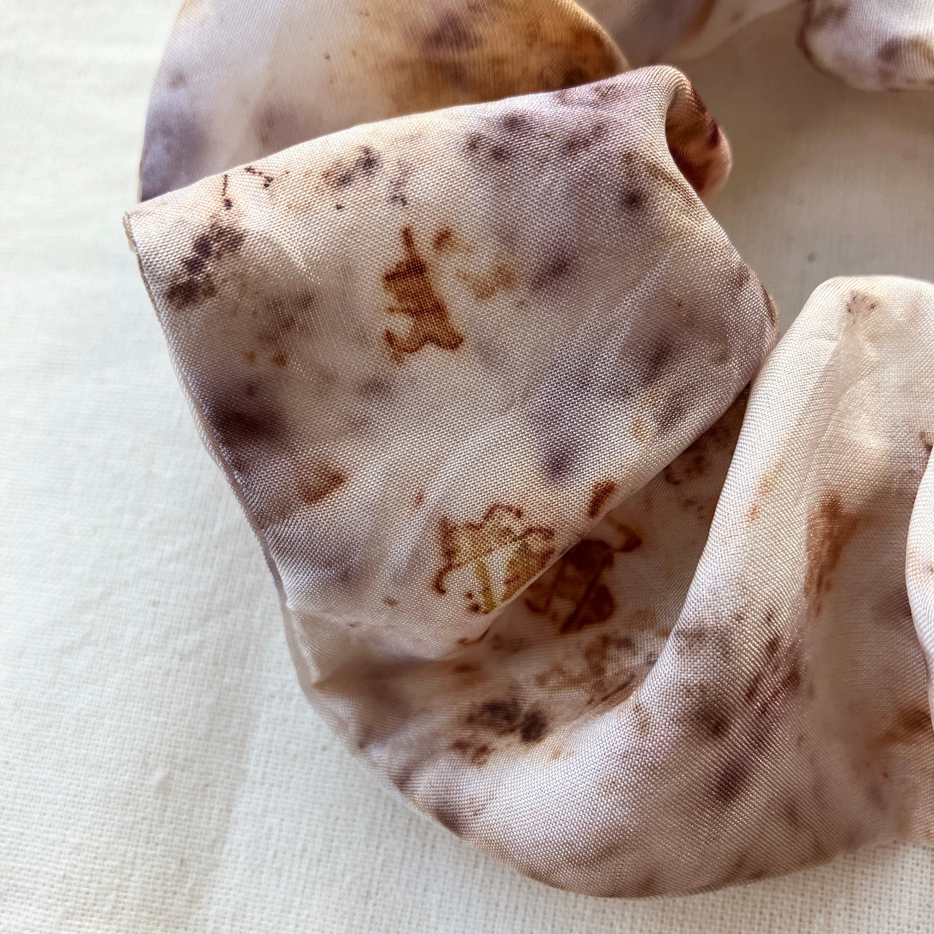 Plantefarvet scrunchie 10