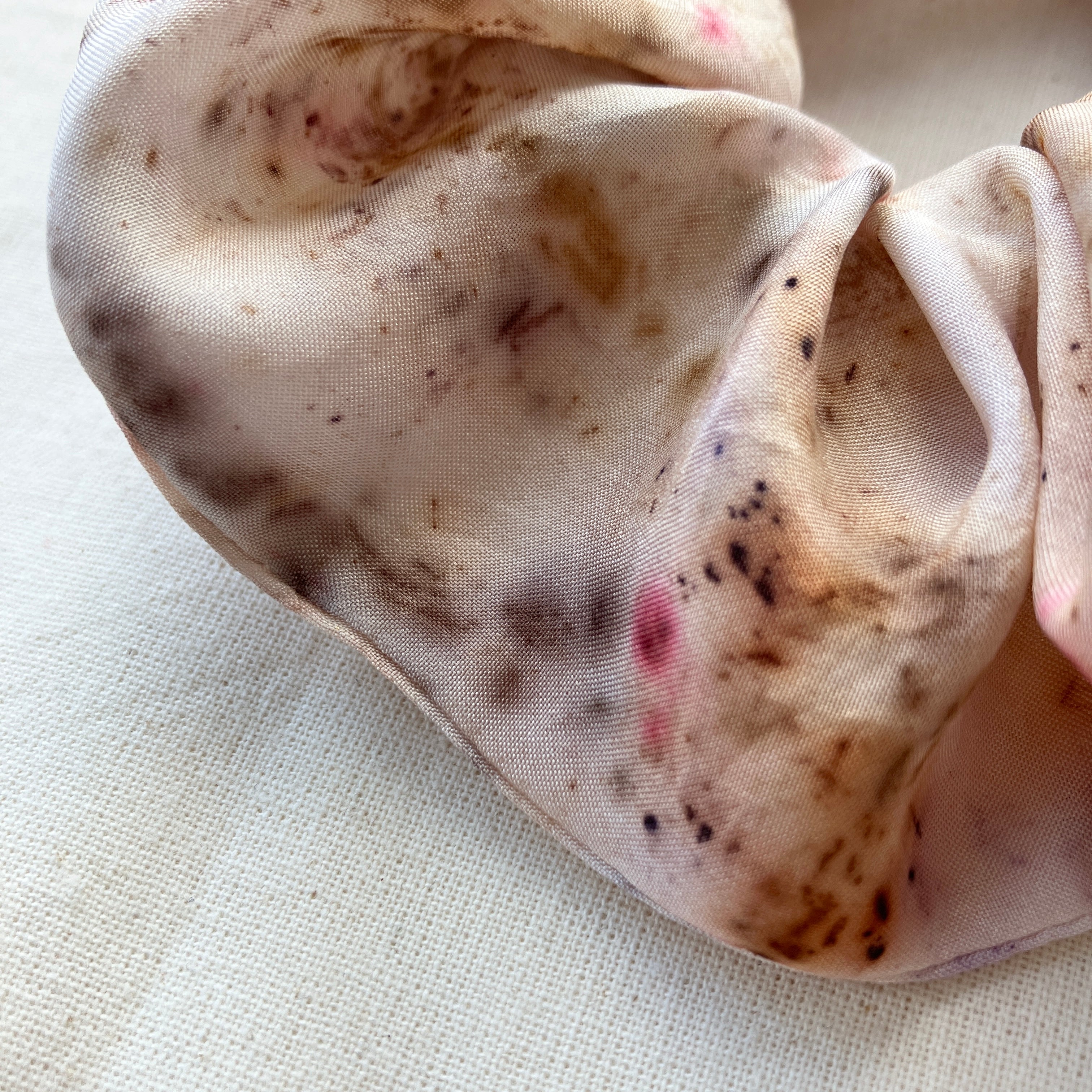 Plantefarvet scrunchie 11