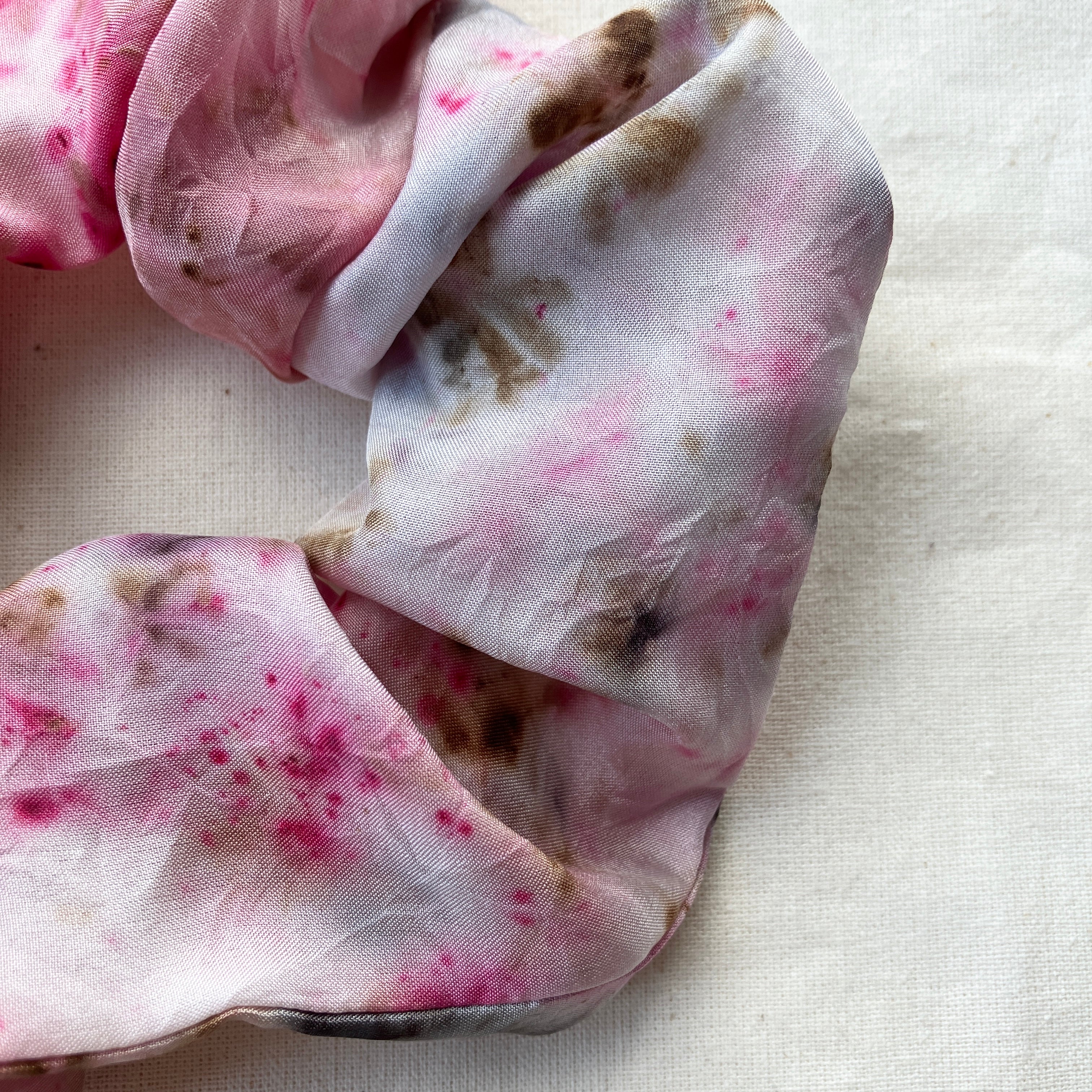 Plantefarvet scrunchie 12