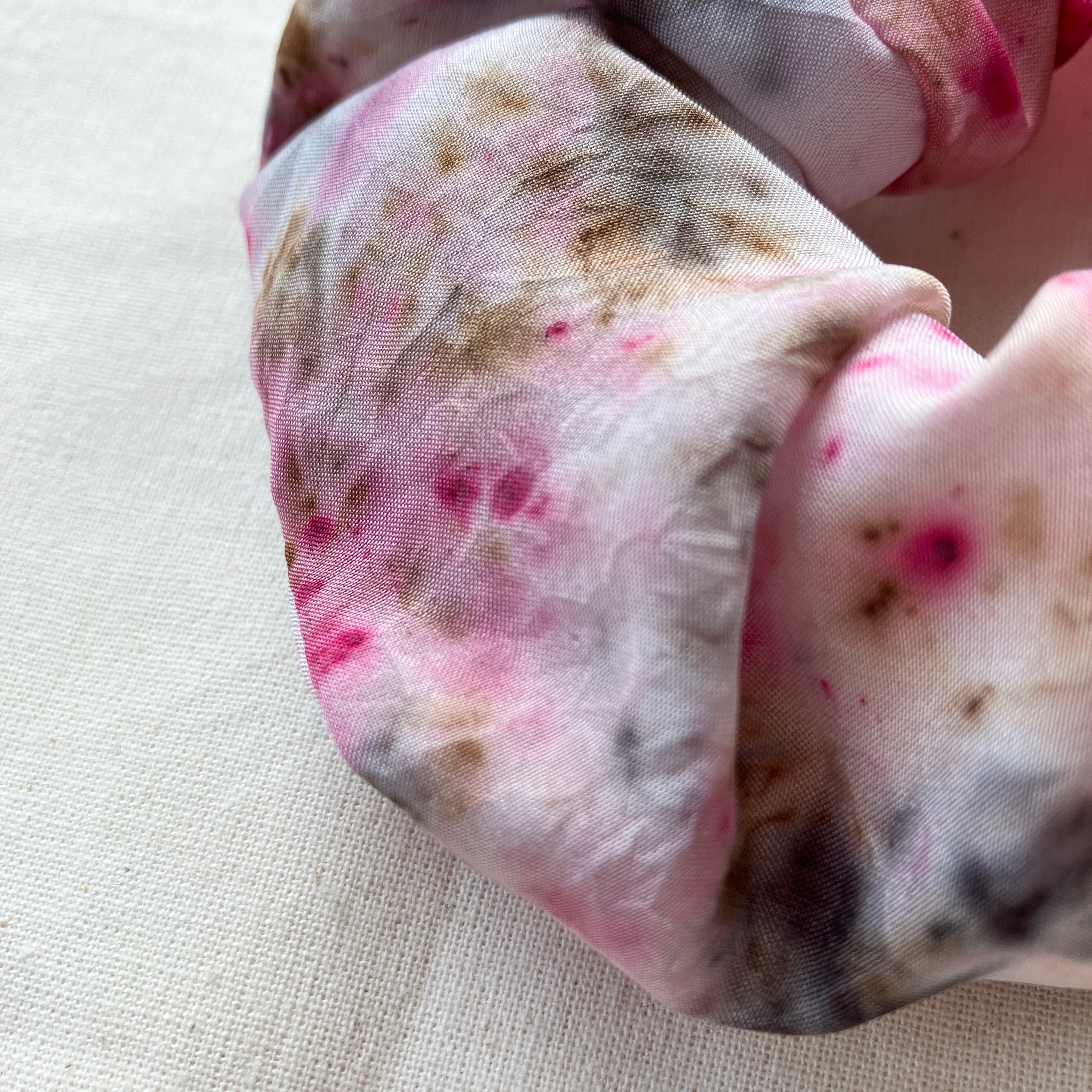 Plantefarvet scrunchie 12