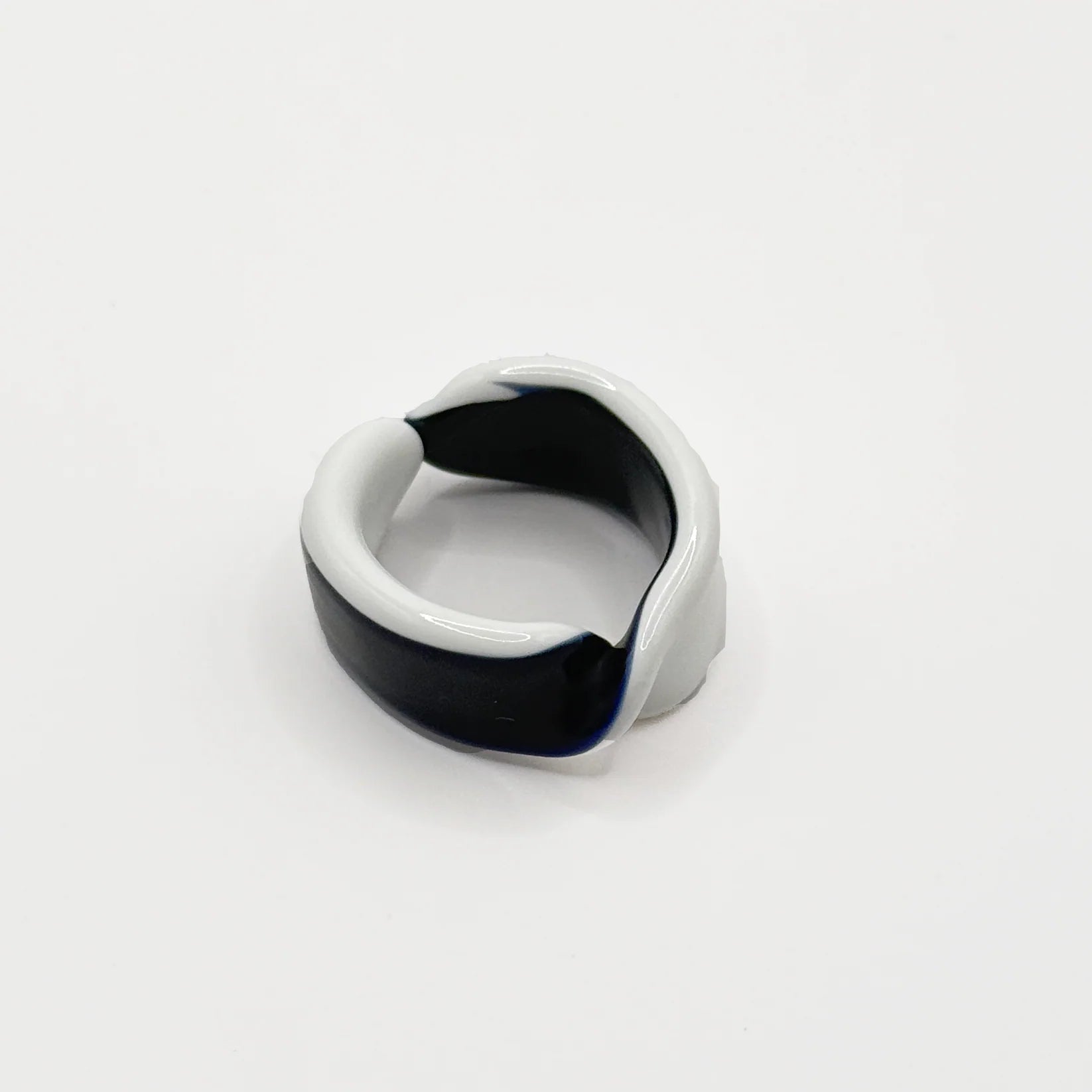 Glas ring - open - twist black/white