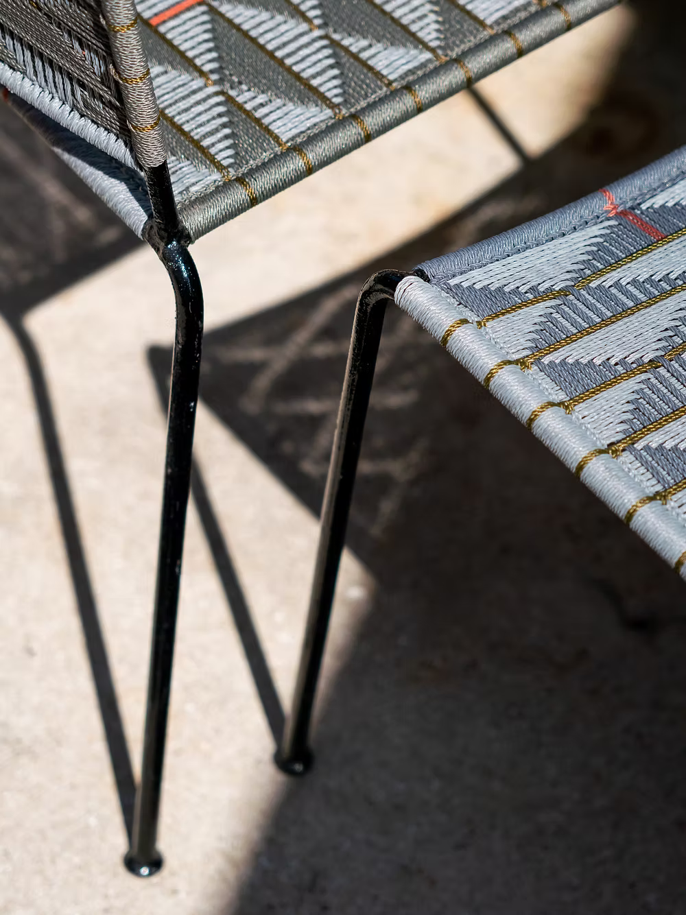 PRE-ORDER Håndflettet spisebordsstol - Grå med guld og rød stribe