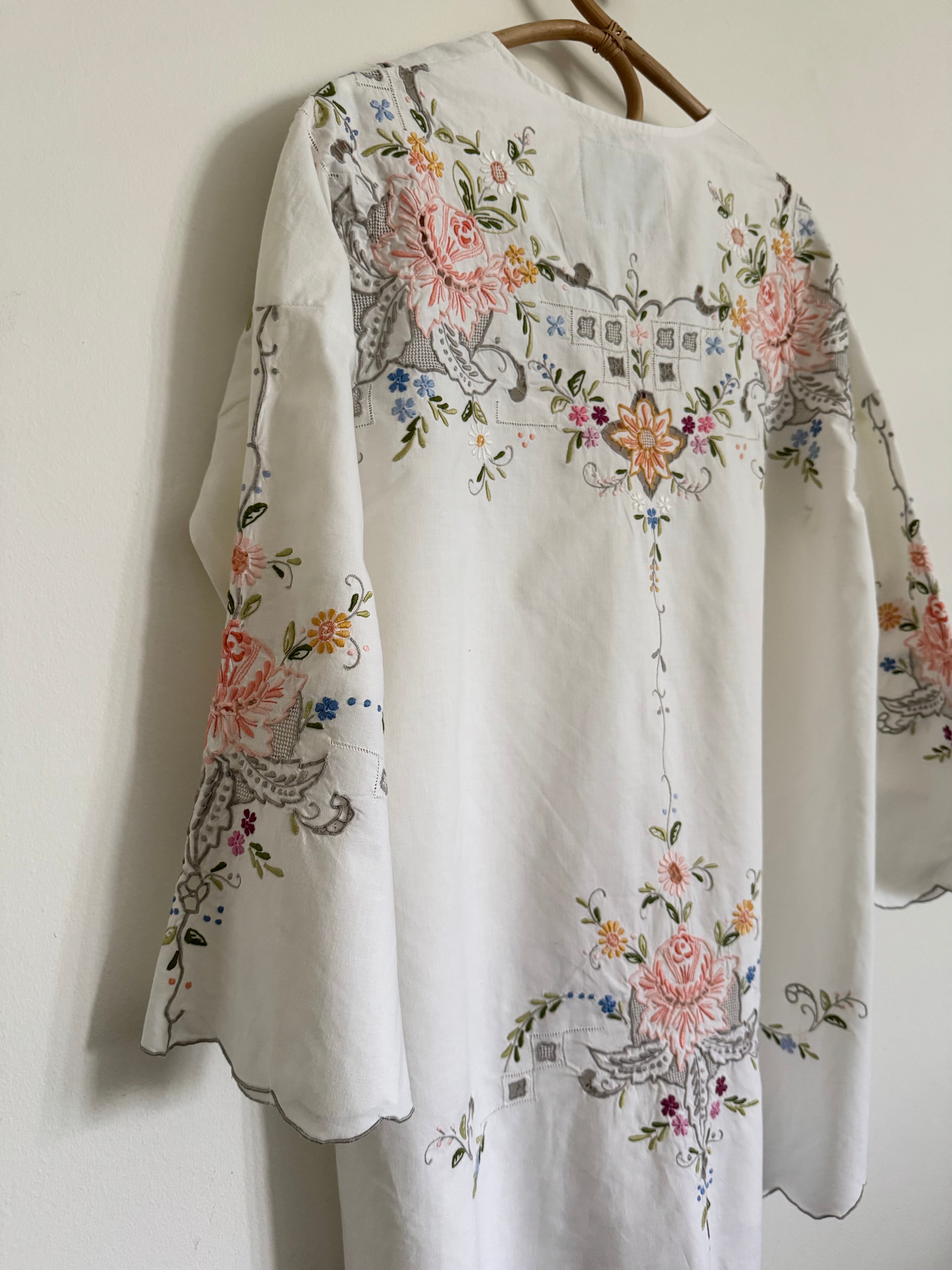 Hvid skjorte med broderede blomster