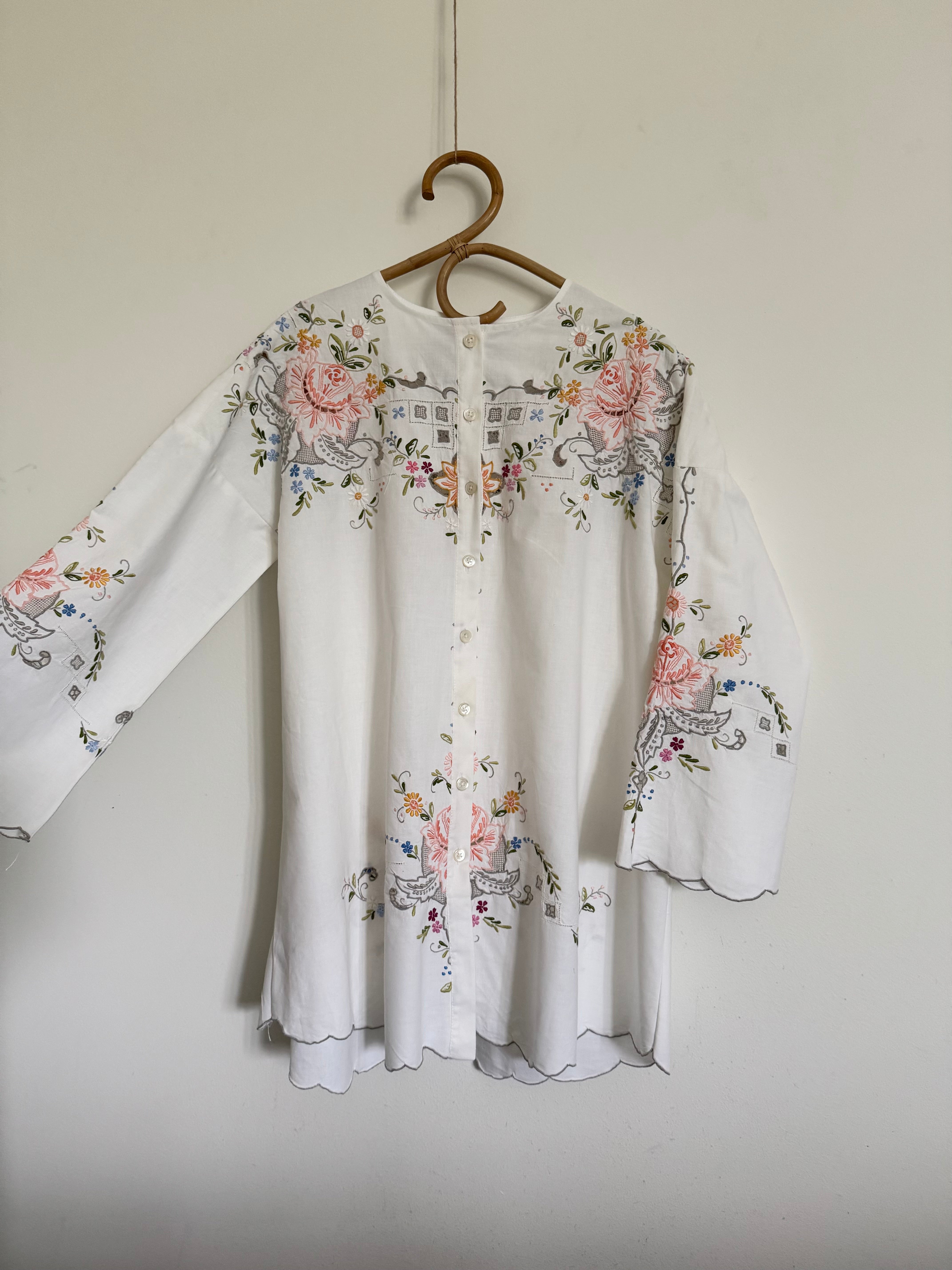 Hvid skjorte med broderede blomster